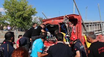 Kamyonet, hafriyat kamyonuna çarptı; 2 yaralı