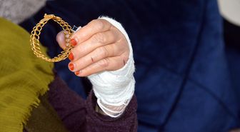 Komşu kadını bıçakla yaralayıp bileziğini gasbeden sanığa 15 yıla kadar hapis istemi