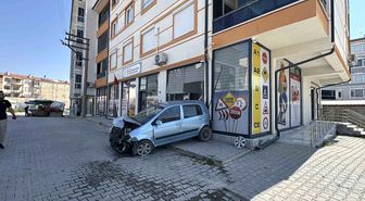 Kontrolden çıkan otomobil araçlara ve iş yerine zarar verdi