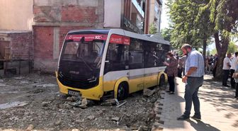 Minibüs, iş yerine çarptıktan sonra boş arsaya uçtu
