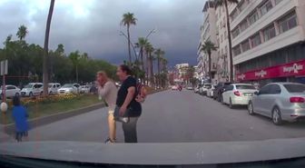 Motosikletin, scooterli çocuğa çarptığı anlar kamerada