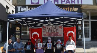Muş'ta evlatlarına kavuşmak isteyen aileler, DEM Parti önündeki eylemlerini sürdürdü
