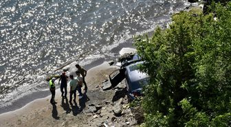 Ordu'da 30 metre yükseklikten deniz kenarına devrilen otomobilin sürücüsü yaralandı