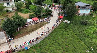 Rize'deki festivalde 12 ülkeden katılımcılar tahta arabalarla yarıştı