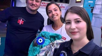 Sabırsız minik, dünyaya gözlerini ambulansta açtı