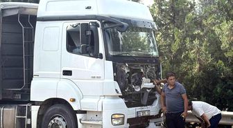 Tır, hafif ticari araca çarptı: 2 ölü, 2 yaralı
