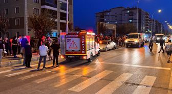 Uşak'ta yayalara çarpan otomobilin site bahçesine devrildiği kazada 3 kişi yaralandı