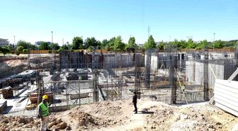 Vali Küçük, yapımı süren kültür merkezinde incelemelerde bulundu
