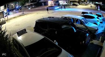 Yolun karşısına geçmeye çalışan kadını hayattan koparan kaza kamerada