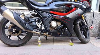 Acemi kundakçı motosikleti yakamadı