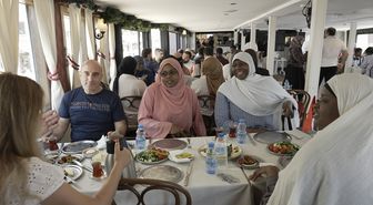 Afrikalı öğrenciler kahvaltılı boğaz turu yaptı