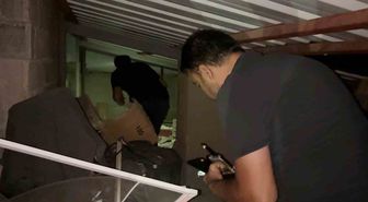 Aksaray'da hırsız alarmı: Polis apartmanı didik didik aradı