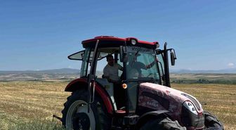 Akyaka Kaymakamı İsmail Demirtaş çiftçilerle hasat yaptı