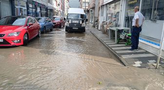 Taşova'da fırtına ve sağanak hayatı felç etti