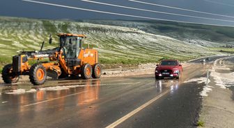 Ardahan'da sağanak ve dolu yolu kapattı