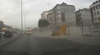 Avcılar'da fırtına dehşeti: Bariyerler vatandaşın üzerine uçtu