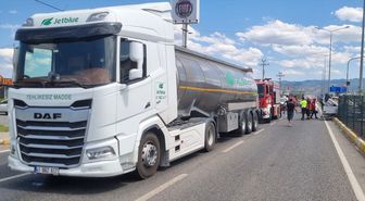 Edremit'te tıra çarpan otomobil devrildi: 1 yaralı
