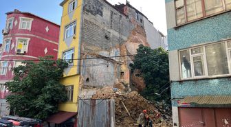 Beyoğlu'nda metruk bina çöktü, otomobil hasar gördü