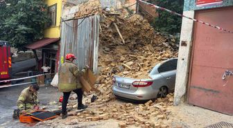 Beyoğlu'nda Metruk Bina Çöktü, Araç Hasar Gördü