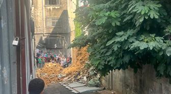 Beyoğlu'nda Metruk Bina Park Halindeki Aracın Üzerine Çöktü