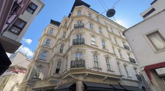 Beyoğlu'nda otel terasından düşen aşçı hayatını kaybetti