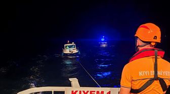 Çanakkale Boğazı'nda arızalanıp sürüklenen tekne kurtarıldı