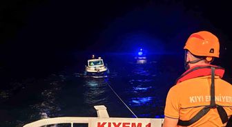 Çanakkale Boğazı'nda sürüklenen tekne kurtarıldı