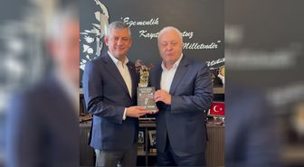 Tuncay Özkan, 'FETÖ'nün Belleği' kitabını Özgür Özel'e takdim etti: Karanlık gün dostudur