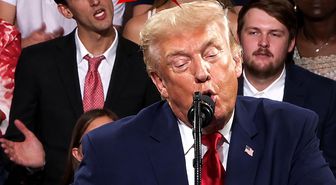 Dünya Trump'ı değil, arkasındaki genci konuşuyor! Fena trolledi