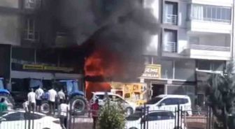 Elazığ'da oto döşemeci dükkanında yangın