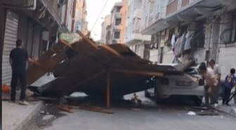 Esenler'de fırtına çatı uçurdu, çocuklar son anda kurtuldu