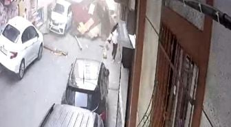Esenler'de fırtınada çatı sokağa uçtu: Çocuklar çatının altında kalmaktan son anda kurtuldu