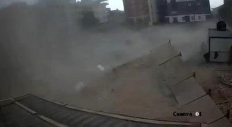 Fırtınada inşaat alanı yerle bir oldu