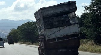 Hurda kasaları eğik şekilde taşıyan kamyonet tehlike oluşturdu