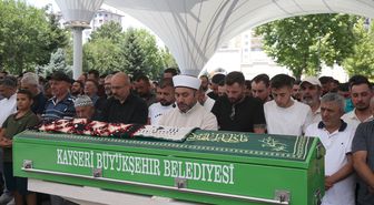 Kayseri'de düğün konvoyundaki kazada ölen kadının cenazesi toprağa verildi