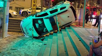Otomobille çarpışan polis aracı yan yattı! 2'si bekçi 3 yaralı