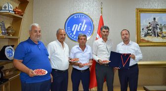 Nizip'te yılın ilk erkenci Antep fıstığını getiren üretici yarım altınla ödüllendirildi
