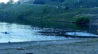 Sıcaktan bunalan gençler Çıldır Gölü'nde serinliyor