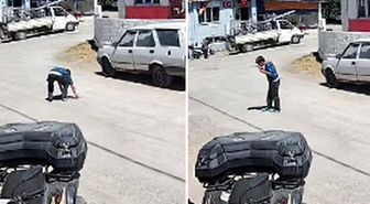 Yere düşen Atatürk portresini öpüp kaldırdı; o anlar kamerada