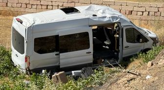 Gercüş'te Minibüs ve Otomobil Çarpıştı: 11 Yaralı