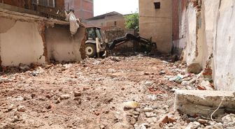 Diyarbakır'da metruk yapıların yıkımı sürüyor