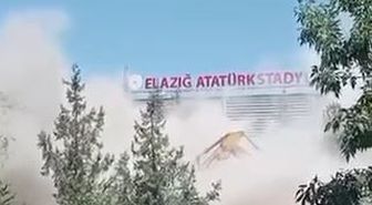 Elazığ'da yıkım faciası: Operatör son anda kaçtı