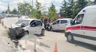 Eskişehir'de Kafa Kafaya Çarpışma: 2 Yaralı