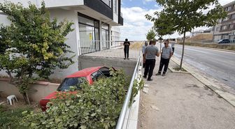 Zeytinyağı yol kayganlaştırdı, 2 otomobil kaza yaptı