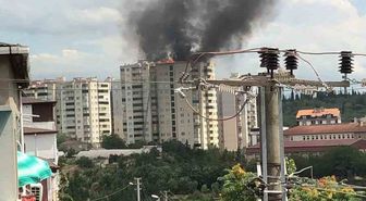 Gebze’de bina çatısı alevlere teslim oldu