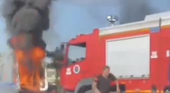 Hasta nakil aracı alev aldı, şoför diyaliz hastasını kurtardı