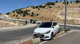 Adıyaman’da Kontrolden Çıkan Otomobil Refüje Çıktı