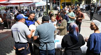 Lapseki'de Belediye Geleneksel Hayır Yemeğinde Vatandaşları Bir Araya Getirdi