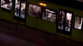 Metro istasyonunda tekmeli yumruklu kavga
