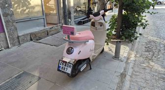 Pembe Motosiklette Yeni Sürücü Mesajı Dikkat Çekti